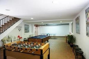 Habitación con mesa de billar y pelotas de ping pong. en A 15 minutos Granada piscina jacuzzi barbacoa, en Güevéjar
