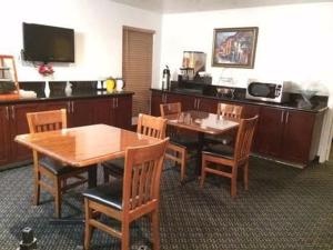 a dining room with a wooden table and chairs at Weatherford Heritage Inn in Weatherford