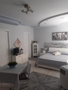 Un dormitorio con una cama y una mesa. en La Cittadella10 en Turín