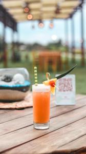 a drink sitting on top of a wooden table at Vista Mare Beach House in Tierra Bomba