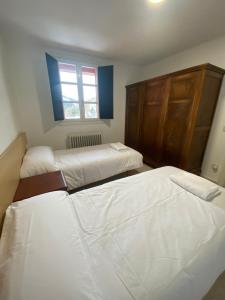 Łóżko lub łóżka w pokoju w obiekcie Casa Karodan