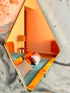 a mirror reflection of a bed in a room at Les Nuits Pétillantes in Cournonterral