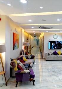 a living room with couches and a flat screen tv at فندق المستقبل للشقق الفندقية ALMUSTAQBAL HOTEL Apartments in Ibrā