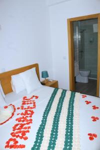 Giường trong phòng chung tại Hotel São Jorge village