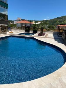 ein Swimmingpool mit blauem Wasser in einem Gebäude in der Unterkunft Spazio di Patricia in Governador Celso Ramos