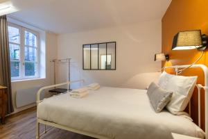 A bed or beds in a room at La Cachette de Lucie - center of Honfleur - 100m from the Port - 2P