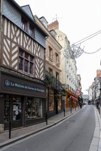 an empty street in a city with buildings at La Cachette de Lucie - center of Honfleur - 100m from the Port - 2P in Honfleur