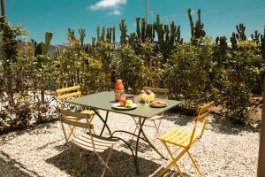 einen Tisch und Stühle mit Essen darauf in einem Garten in der Unterkunft New Agriloft 3 Agave - Giardino, WI-Fi, clima, a 50 mt dal mare in Bordighera