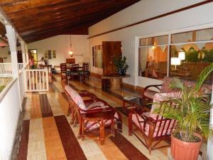 a living room with chairs and a table at Casa Romero - A cozy tradition in Boquete