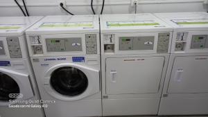 Ein Haufen Waschmaschinen, die nebeneinander sitzen. in der Unterkunft Barco el viento in Barcelona
