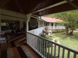 un porche de una casa con vistas a un patio en Casa Romero - A cozy tradition en Boquete
