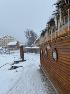 ein Schiff ist mit Schnee bedeckt in der Unterkunft Yetihouse in Teberda