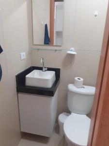 uma casa de banho com um WC branco e um lavatório. em Studio Moah 205_Porto de Galinhas em Porto de Galinhas