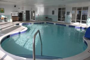 Bazén v ubytování Holiday Inn & Suites - Hopkinsville - Convention Ctr, an IHG Hotel nebo v jeho okolí