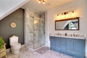une salle de bain avec douche, lavabo et toilettes dans l'établissement 1888 Victorian House Old Quebec City, à Québec 43 autres photos