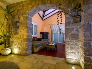 un arco en una sala de estar con una pared de piedra en Apartment Bilic, en Zadar
