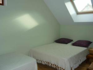 Tempat tidur dalam kamar di Gîte Le Bailleul, 3 pièces, 6 personnes - FR-1-410-344