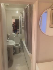 Ванна кімната в DACH Apartments - Cozy 3 bed Apartment in Hendon