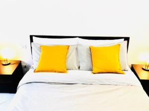 Llit o llits en una habitació de Brand new apartment