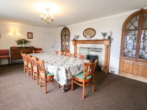 a dining room with a table and chairs and a fireplace at Riechip in Riechip
