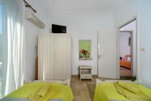 Posteľ alebo postele v izbe v ubytovaní Eirini - LOGGOS APARTMENTS
