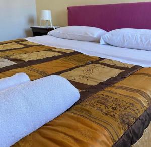 two beds sitting next to each other in a bedroom at Casa Nicolas in Rome