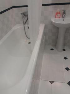 y baño con bañera y lavamanos. en Apartment u Lidii in center of Kiev near railways station en Kiev