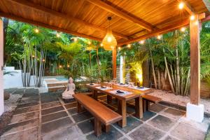 Cafe Playa Negra Hotel外面的花园
