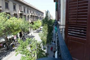 uma vista para a rua a partir de uma varanda de um edifício em A Casa di Anna - Apartment em Palermo