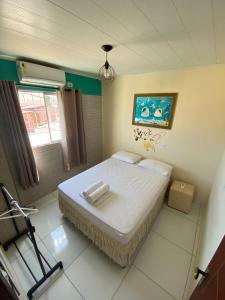 a bedroom with a large bed in a room at Conchas de Maragogi in Maragogi