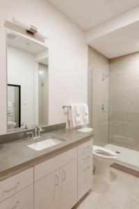 紐奧良的住宿－Sonder The Gallier，一间带水槽、卫生间和镜子的浴室