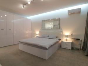 מיטה או מיטות בחדר ב-Modern stylish apartments on Lazurna Street in the RC Riviera overlooking the river