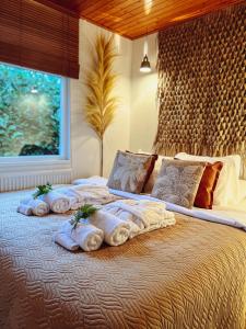 En eller flere senge i et værelse på Boshuisje La Casita - Near Wellness & Golf