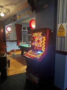 uma máquina de jogos de vídeo num quarto com mesa de bilhar em The Roadhouse Hotel em Carlisle