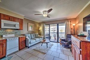 Η κουζίνα ή μικρή κουζίνα στο Resort-Style Condo with Balcony on North Beach!