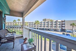 Μπαλκόνι ή βεράντα στο Resort-Style Condo with Balcony on North Beach!
