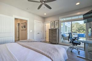 Ένα ή περισσότερα κρεβάτια σε δωμάτιο στο Kure Beach Townhome Short Walk to the Beach! +34 φωτογραφίες