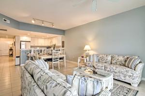 sala de estar con 2 sofás y cocina en Beautiful Waterfront Condo with Community Pool!, en Crisfield