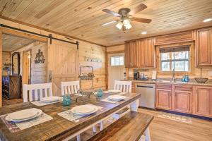 Φωτογραφία από το άλμπουμ του Lakefront Cabin with Deck, Fire Pit in Trenton! σε Trenton