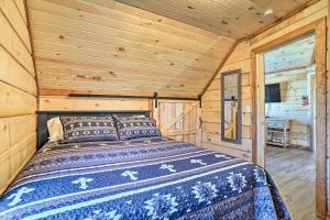 Ένα ή περισσότερα κρεβάτια σε δωμάτιο στο Lakefront Cabin with Deck, Fire Pit in Trenton!