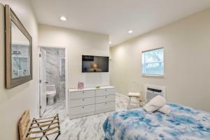 um quarto com uma cama e uma casa de banho em Modern Studio with Fire Pit - 1 Block to Beach! em Deerfield Beach