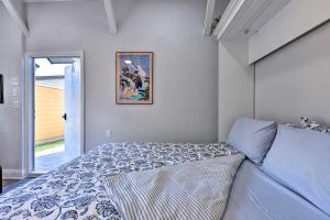 ein Schlafzimmer mit einem Bett und einem Bild an der Wand in der Unterkunft Cozy Jacksonville Studio - 10 Miles to Downtown! in Jacksonville