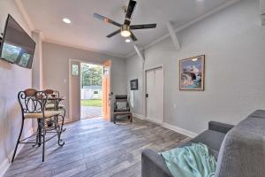 Μια τηλεόραση ή/και κέντρο ψυχαγωγίας στο Cozy Jacksonville Studio - 10 Miles to Downtown!