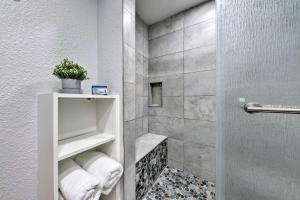 Ένα μπάνιο στο Cozy Jacksonville Studio - 10 Miles to Downtown! +16 φωτογραφίες