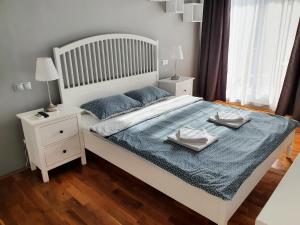1 dormitorio con 1 cama grande con manta azul en Traian Apartment - Cluj, en Cluj-Napoca