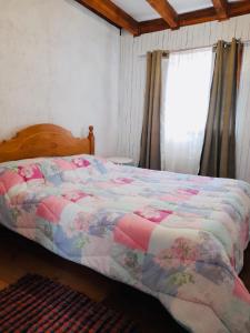 Uma cama ou camas num quarto em Cabaña Vista Queule