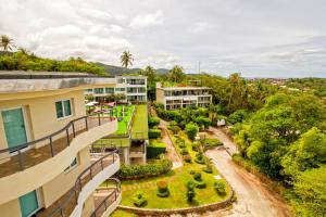 Giardino di KARON BUTTERFLY KATA HILL CONDO By THE SEA