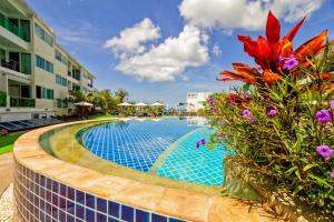 Piscina di KARON BUTTERFLY KATA HILL CONDO By THE SEA o nelle vicinanze