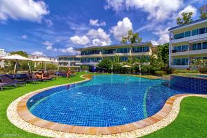 Piscina di KARON BUTTERFLY KATA HILL CONDO By THE SEA o nelle vicinanze