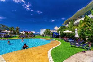 Piscina di KARON BUTTERFLY KATA HILL CONDO By THE SEA o nelle vicinanze